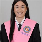 Maestra imparte clases a alumnos de infantil y primaria